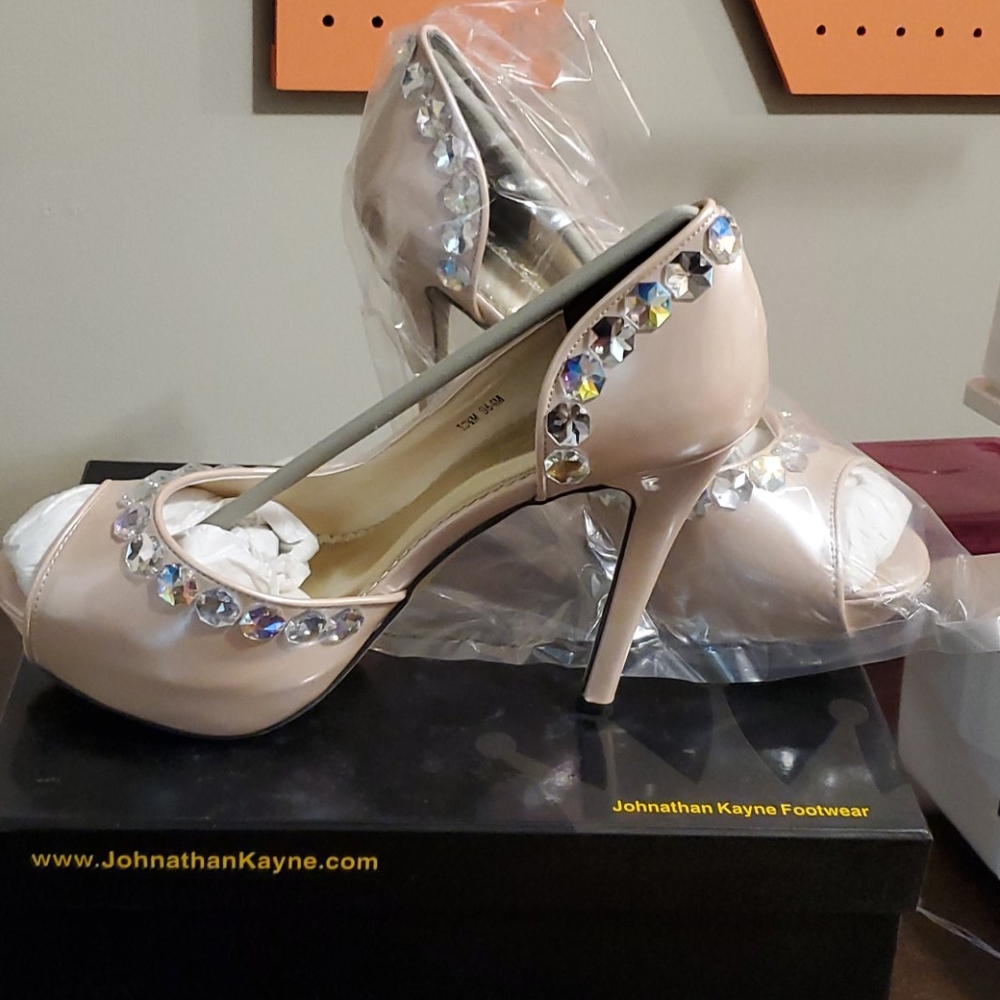 Jonathan Kayne nude heels
